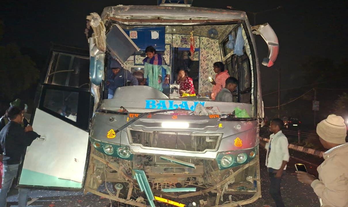 धनबाद :  राजगंज में दो बसों की भीषण टक्कर, कई यात्री घायल, एक गंभीर