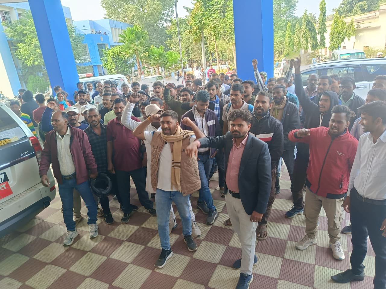 पलामू :  फोर्थ ग्रेड में परीक्षा आधारित बहाली को लेकर अभ्यर्थियों का समाहरणालय में प्रदर्शन