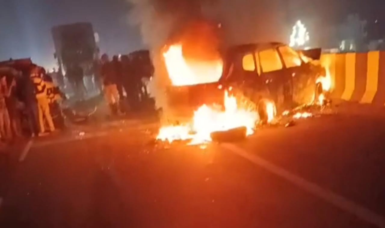 नालंदा :  स्कॉर्पियो से टकराने के बाद मारुति में लगी आग, एक युवक की मौत, चार गंभीर