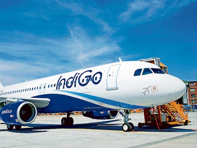 IndiGo गंभीर संकट में, देशभर में 100 से अधिक उड़ानें रद्द, कई फ्लाइट्स लेट, यात्री परेशान