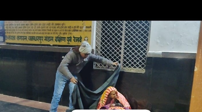 सृष्टि चाईबासा ने मनाया 13वां स्थापना दिवस, जरूरतमंदों के बीच बांटे कंबल