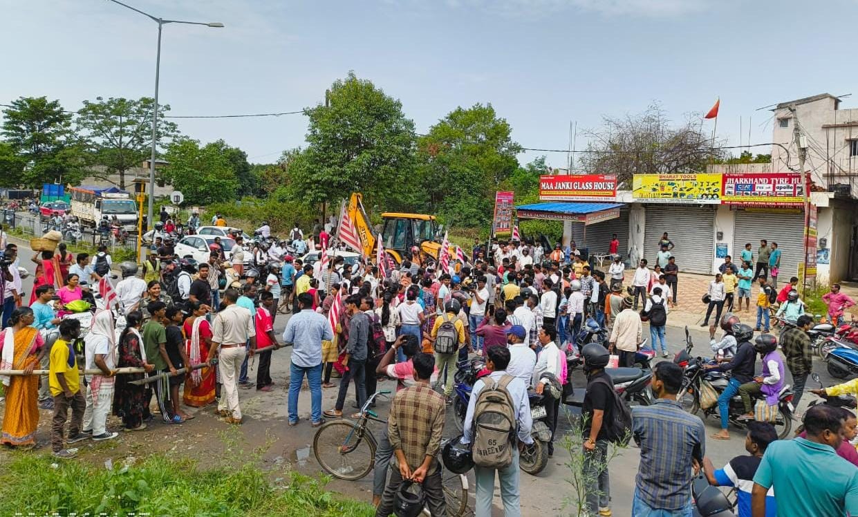 सिरमटोली रैंप विवाद :  आदिवासी संगठनों का झारखंड बंद, रांची में कई जगहों पर सड़क जाम