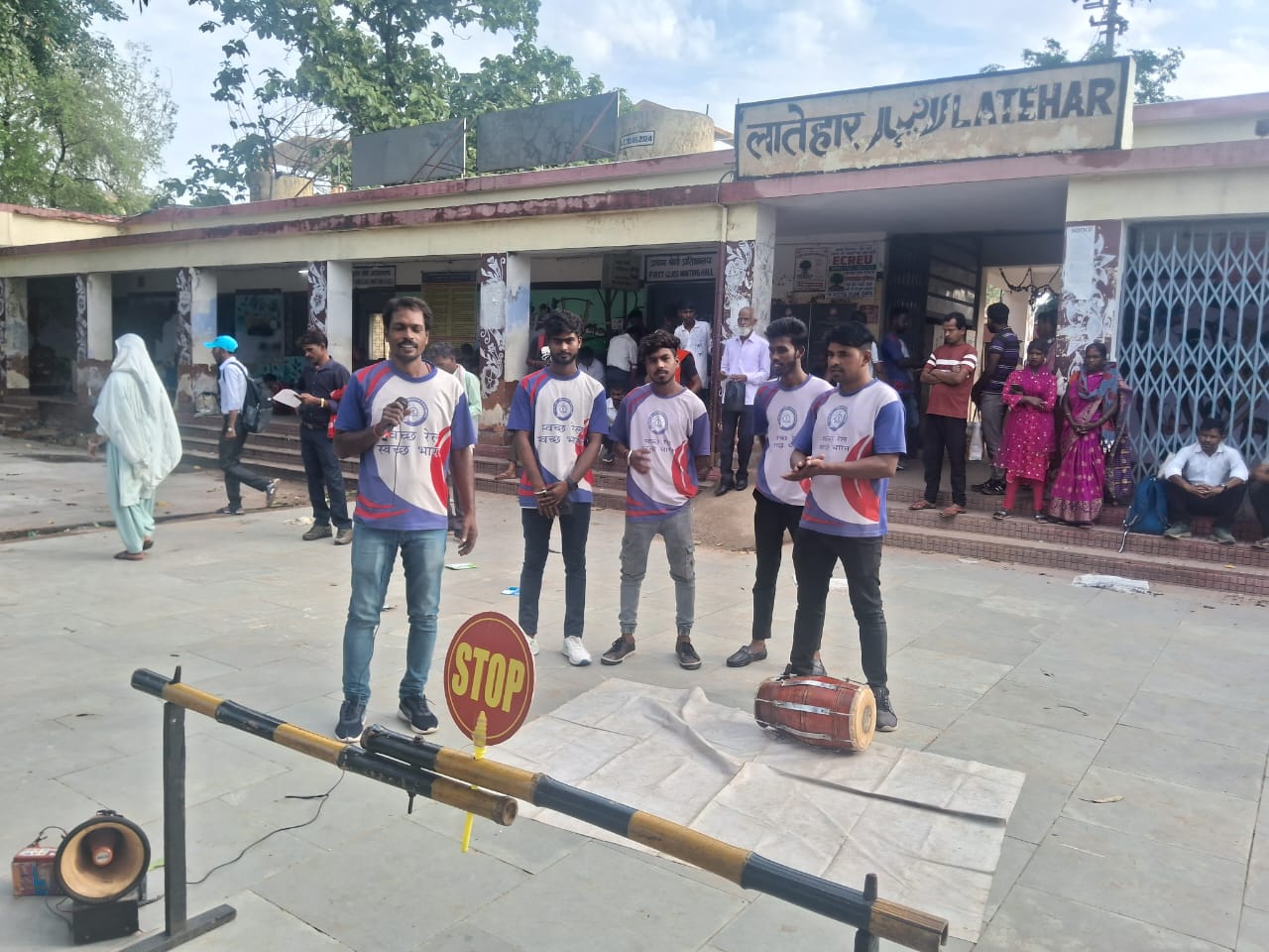 लातेहार :  रेलवे प्लेटफार्म पर नुक्कड़ नाटक कर दी गयी रेल सुरक्षा की जानकारी