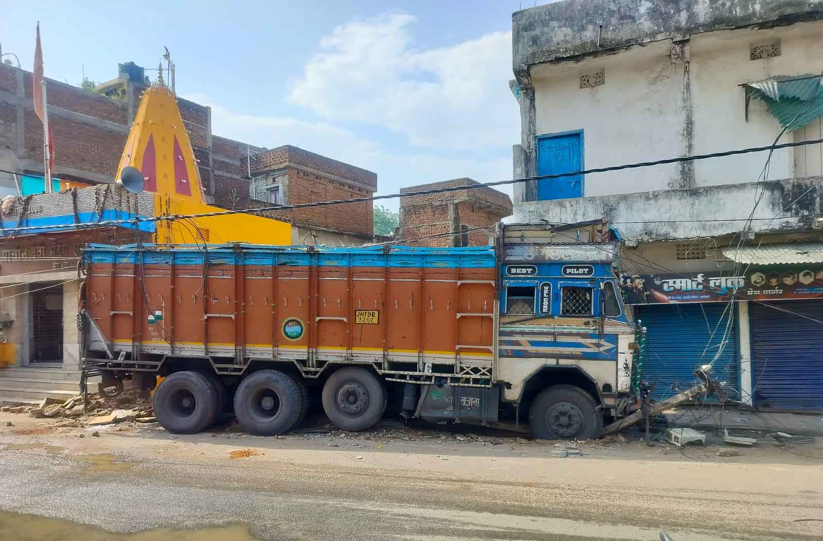 लातेहार :  मंदिर की सीढ़ियां तोड़ते हुए ट्रक सैलून में घुसा, बिजली सेवा बाधित