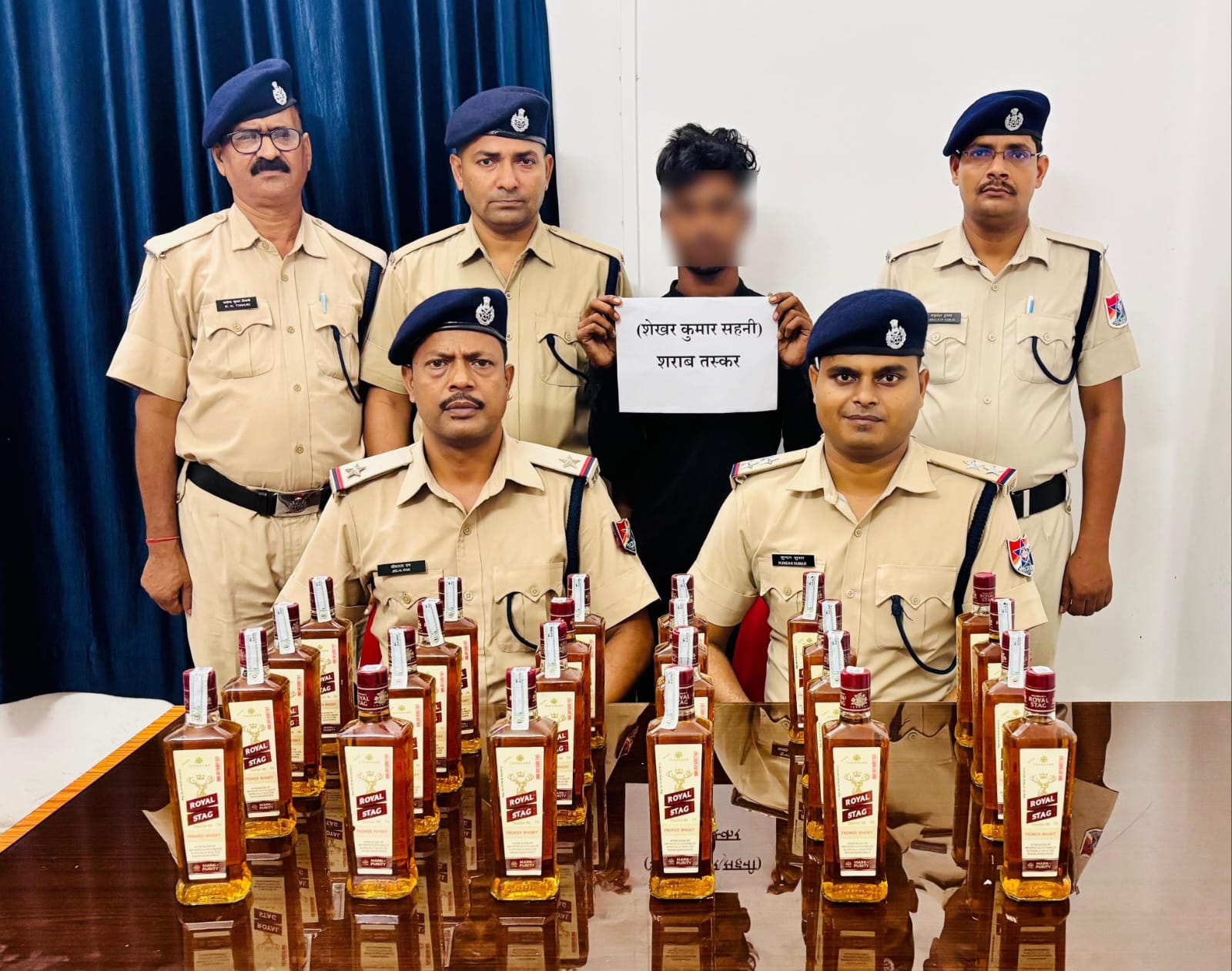 धनबाद :  रेलवे स्टेशन पर शराब तस्कर गिरफ्तार, 24 बोतल अंग्रेजी शराब बरामद