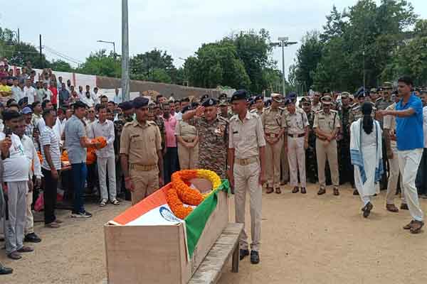 पलामू मुठभेड़ में शहीद हुए जवानों को CRPF IG समेत कई पुलिस अधिकारियों ने दी श्रद्धांजलि