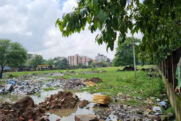 सहजानंद चौक के पास का ग्राउंड बना कचरा डंपयार्ड, बदबू-गंदगी से लोग परेशान