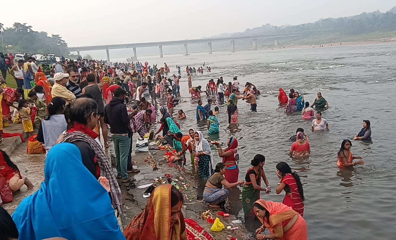 कार्तिक पूर्णिमा पर दामोदर नदी में श्रद्धा का महासंगम, हजारों श्रद्धालुओं ने लगाई आस्था की डुबकी