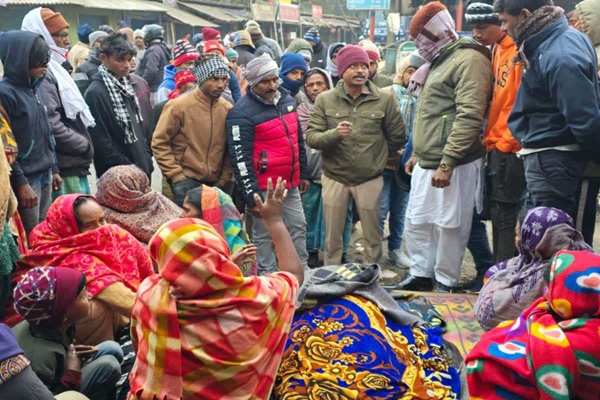 दुमका : ई-रिक्शा चालक की हत्या के विरोध में NH 114A जाम, मुआवजा व गिरफ्तारी की मांग