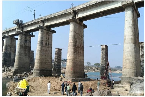 लोहरदगा : रांची-लोहरदगा-टोरी रेल लाइन ठप, हजारों यात्री प्रभावित