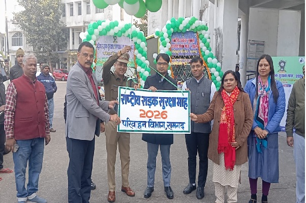 रामगढ़ :  DC-SP ने सड़क सुरक्षा जागरूकता वाहनों को दिखाई हरी झंडी, हस्ताक्षर अभियान भी चलाया