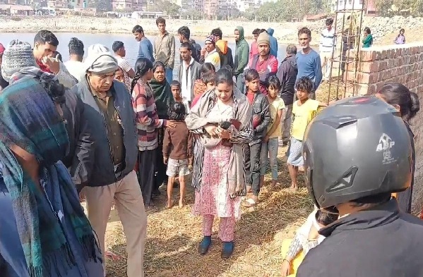 धनबाद :  पंपू तालाब से रेलवे कर्मी का शव बरामद, जांच में जुटी पुलिस