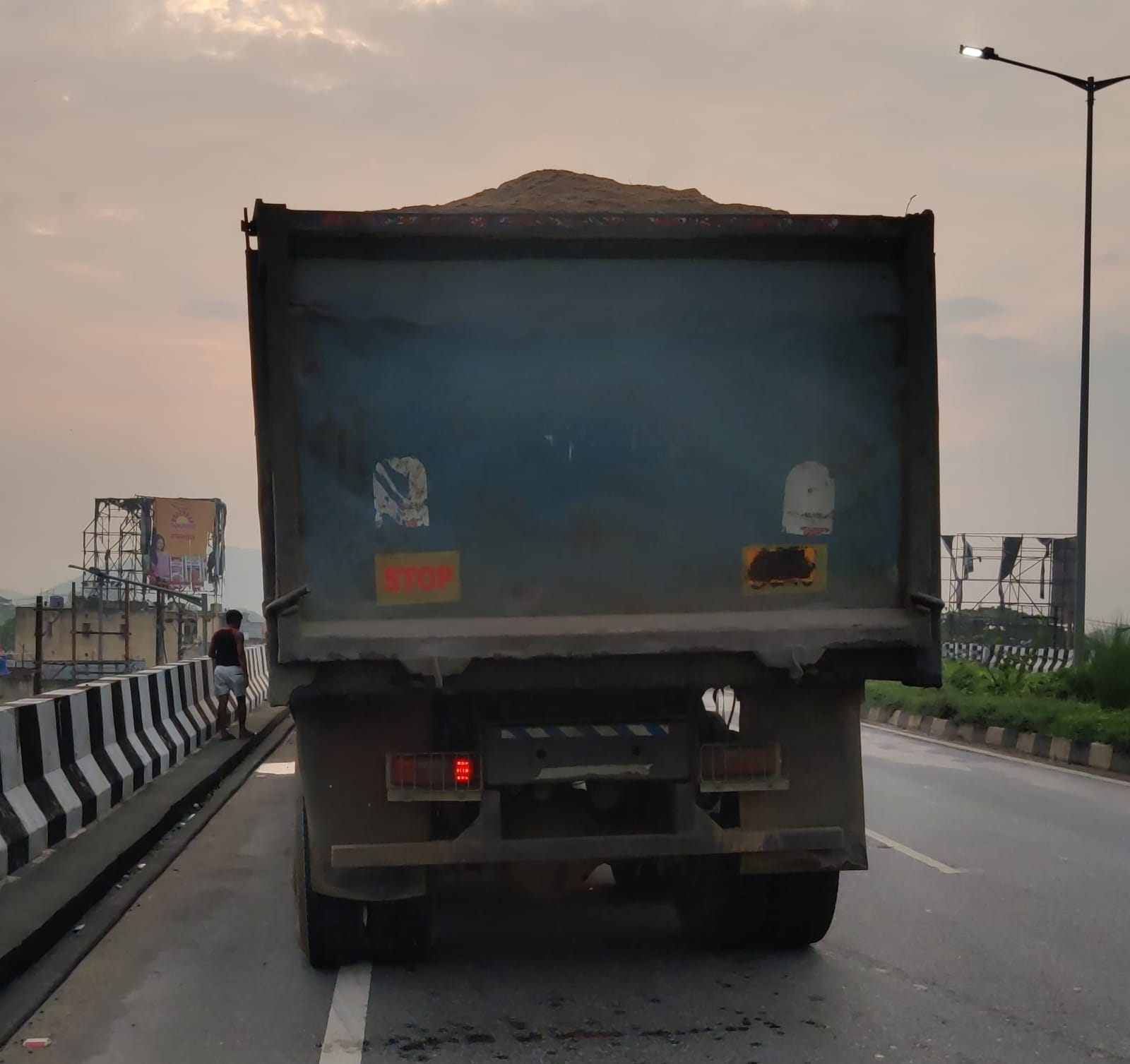 चांडिल : पर्यावरण दिवस पर अवैध खनन के खिलाफ कार्रवाई, बालू लदे दो हाईवा व एक ट्रैक्टर जब्त