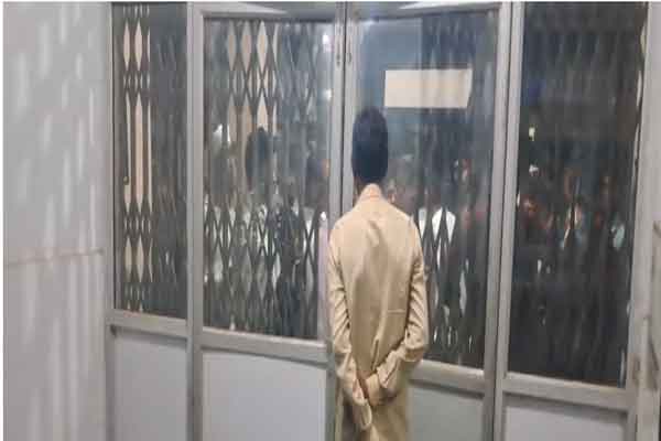 पलामू : चार पहिया वाहन की टक्कर से बाइक सवार की मौत, पत्नी-बच्चा घायल