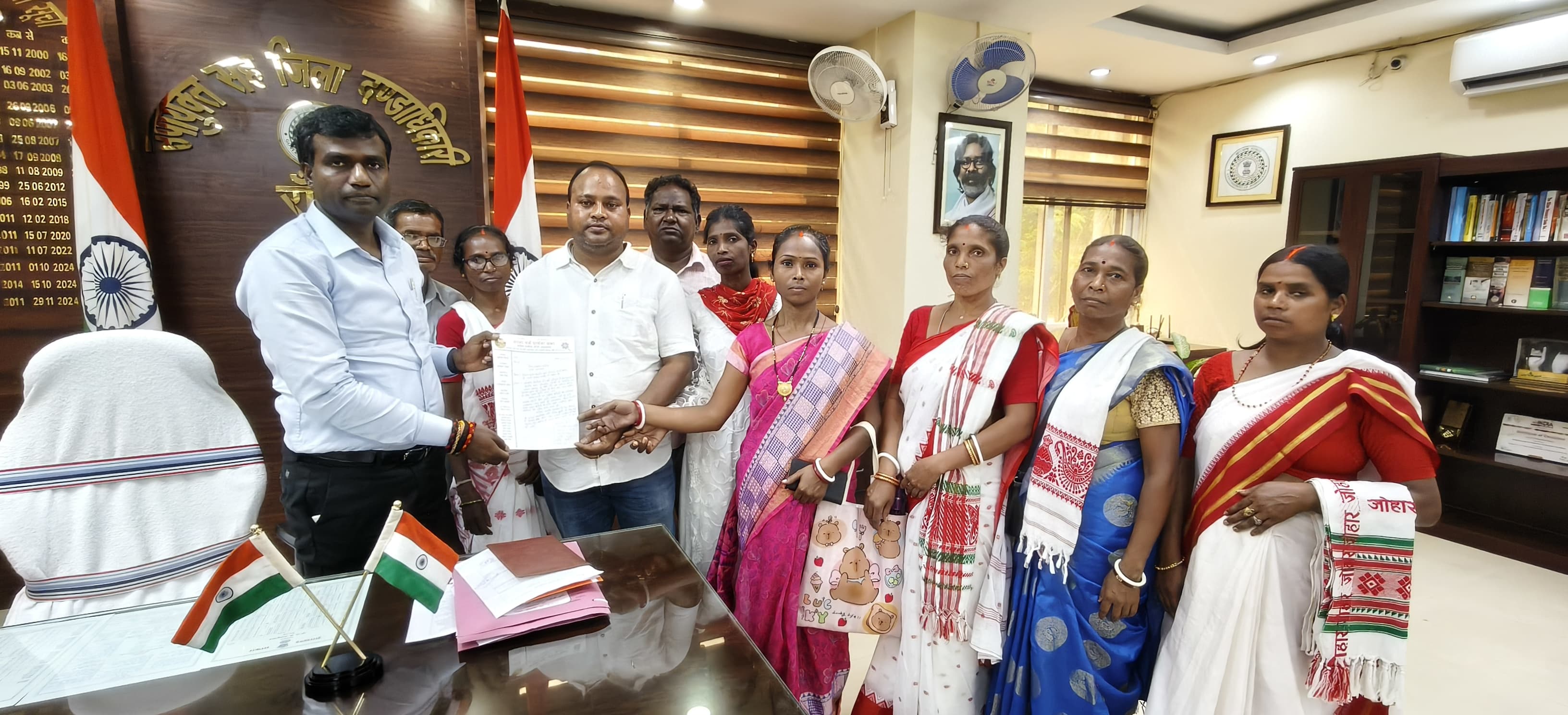 बिरसा मुंडा जेल परिसर में सरना झंडा लगाने की अनुमति के लिए डीसी को सौंपा ज्ञापन