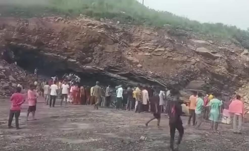 रामगढ़ : CCL करमा प्रोजेक्ट सुगिया में चाल धंसा, 8-10 लोगों के दबे होने की आशंका