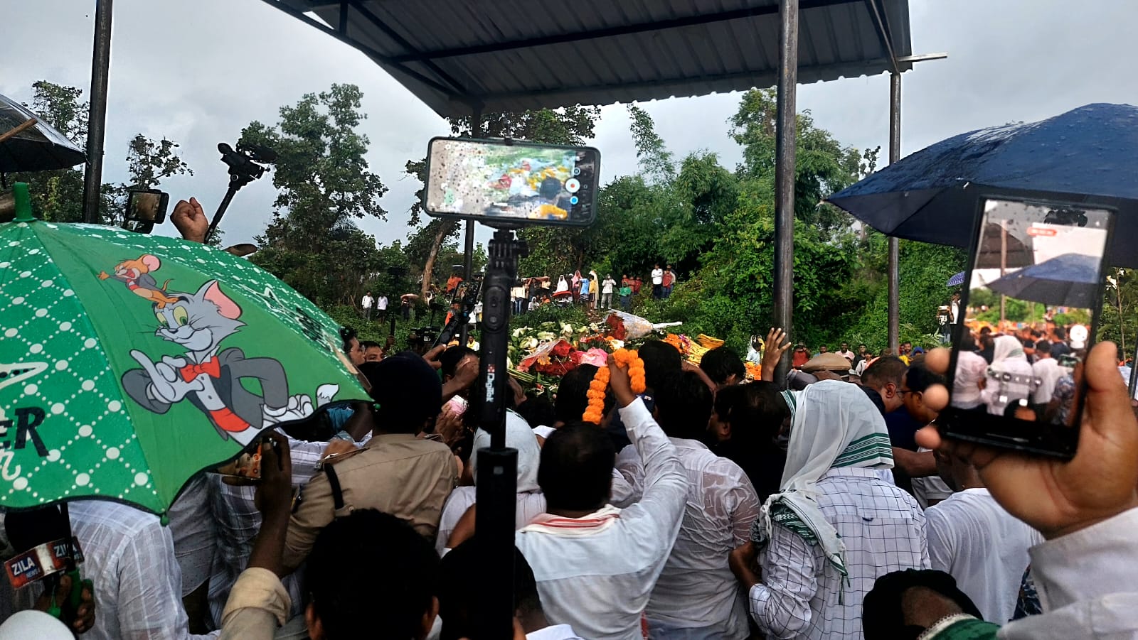 दिशोम गुरु को आखिरी जोहार :  सीएम हेमंत देंगे पिता को मुखाग्नि, बारिश के बाद भी जमे हैं शुभचिंतक