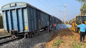 चाईबासा में रेल हादसा :  मालगाड़ी से टकराया इंजन, दो रेलकर्मी घायल
