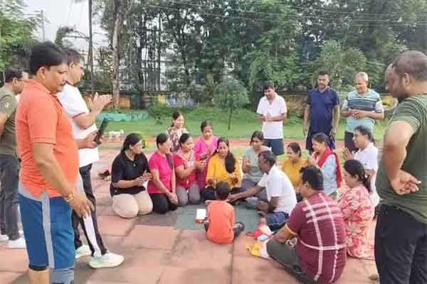 धनबाद  :  महिला मॉर्निंग वॉकर ग्रुप ने योग गुरु को किया सम्मानित
