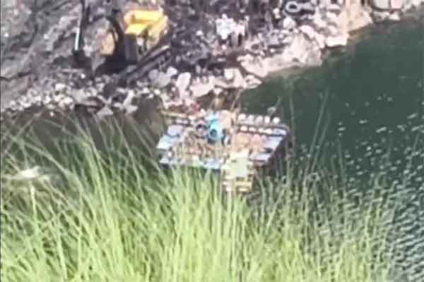 BCCL एरिया-4 में बड़ा हादसा, सर्विस वैन 400 फीट गहरी खाई में गिरी, 5-6 मजदूर थे सवार