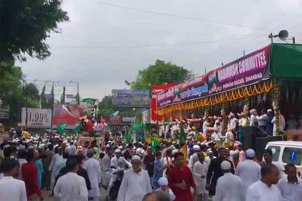 धनबाद :   ईद मिलादुन्नबी पर श्रमिक चौक में जश्न, नौजवान कमेटी ने जुलूस का किया स्वागत