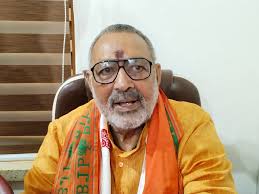गिरिराज की ओवैसी को नसीहत, डराने की कोशिश ना करें