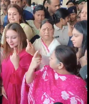 बिहार चुनाव : लालू परिवार ने किया मतदान, राजद प्रमुख बोले-तवे पर रोटी पलटती रहनी चाहिए....