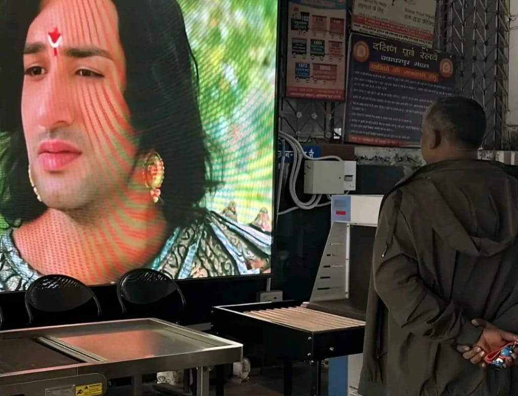 चक्रधरपुर स्टेशन पर हाईटेक स्क्रीन बनी शोपीस, यात्रियों को नहीं मिल रही जरूरी जानकारी