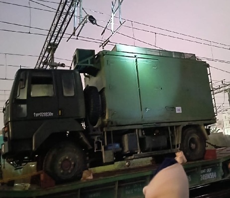 मुजफ्फरपुर :   मिलिट्री स्पेशल ट्रेन पर लदे ट्रक के सटने से OHE टूटा, कई ट्रेनें प्रभावित