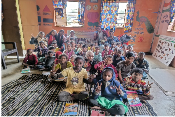 चाईबासा :  पूरनचंद फाउंडेशन का आंगनबाड़ियों में बच्चों के लिए  शिक्षा और खेलकूद कार्यक्रम