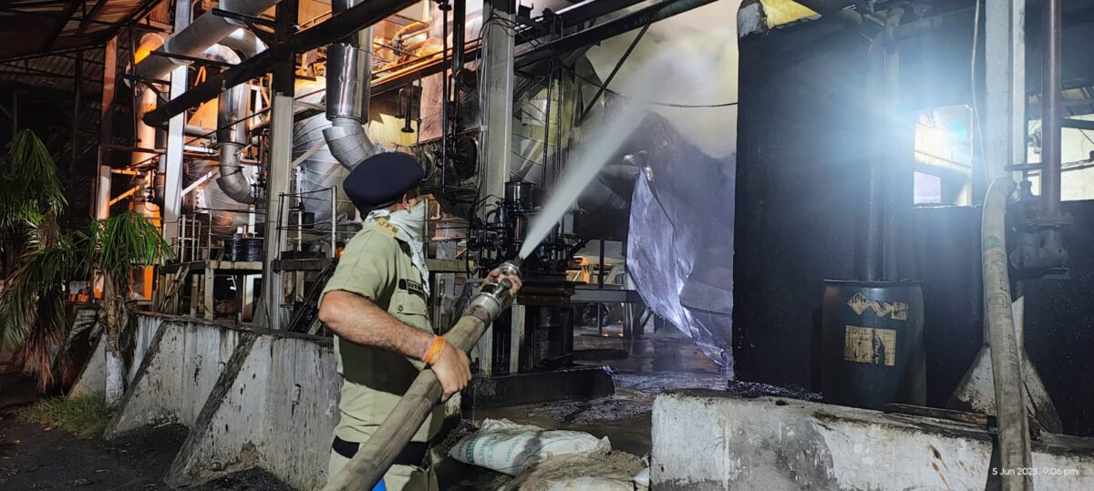 जमशेदपुर :  अलकतरा फैक्ट्री में विस्फोट के बाद लगी आग, 1 Km तक फैला जहरीला धुआं, ग्रामीणों में दहशत