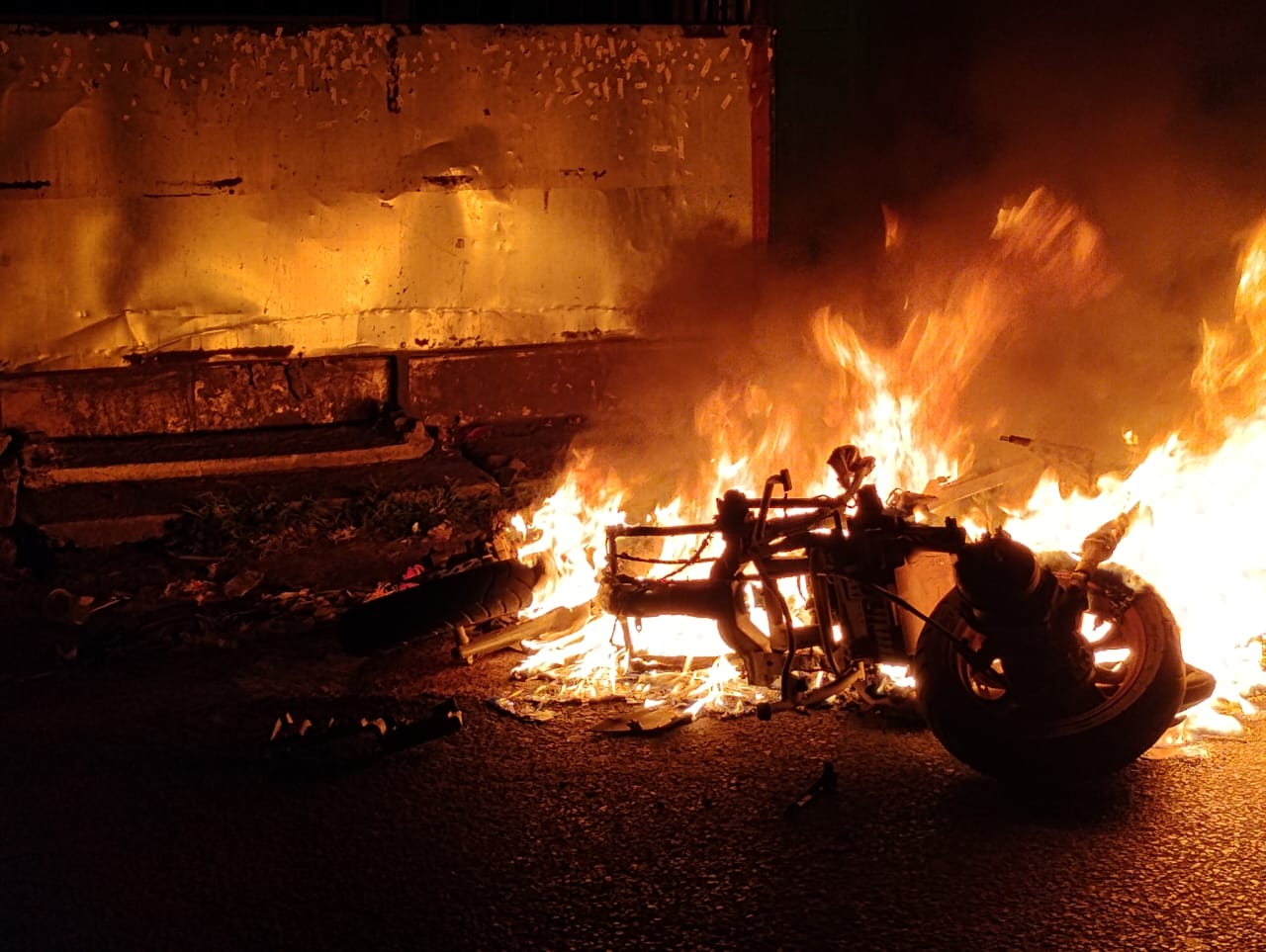 उद्घाटन के कुछ ही घंटों बाद सिरमटोली फ्लाईओवर पर हादसा.  थार ने बाइक-स्कूटी में मारी टक्कर, 3 घायल