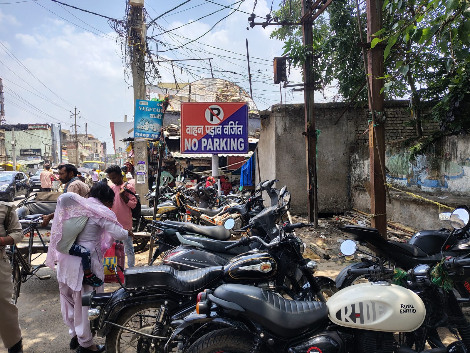 डेली मार्केट थाने के बाहर 'नो पार्किंग' का बोर्ड, फिर भी लोग लगा रहे हैं गाड़ियां