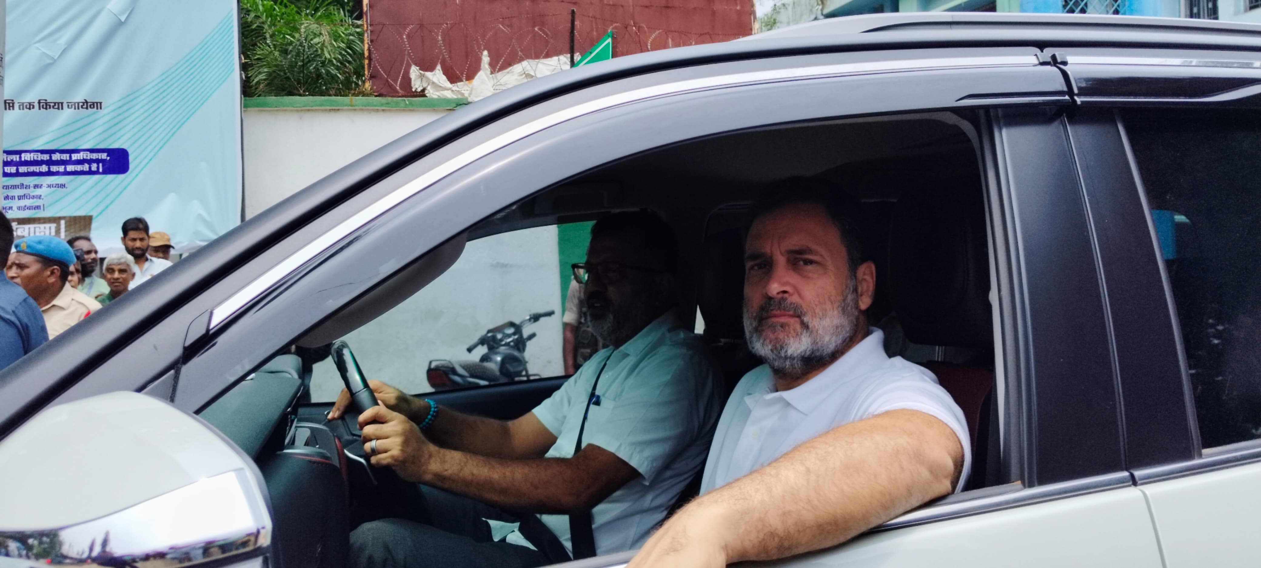 BREAKING :  राहुल गांधी चाईबासा MP-MLA कोर्ट में हुए हाजिर, मिली बेल