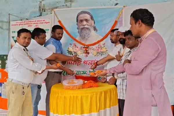 धनबाद :  दिशोम गुरु को दी गई श्रद्धांजलि, पौधे वितरित कर पर्यावरण संरक्षण का दिया संदेश