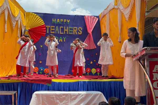 न्यू एंजेल्स होम स्कूल में धूमधाम से मना शिक्षक दिवस