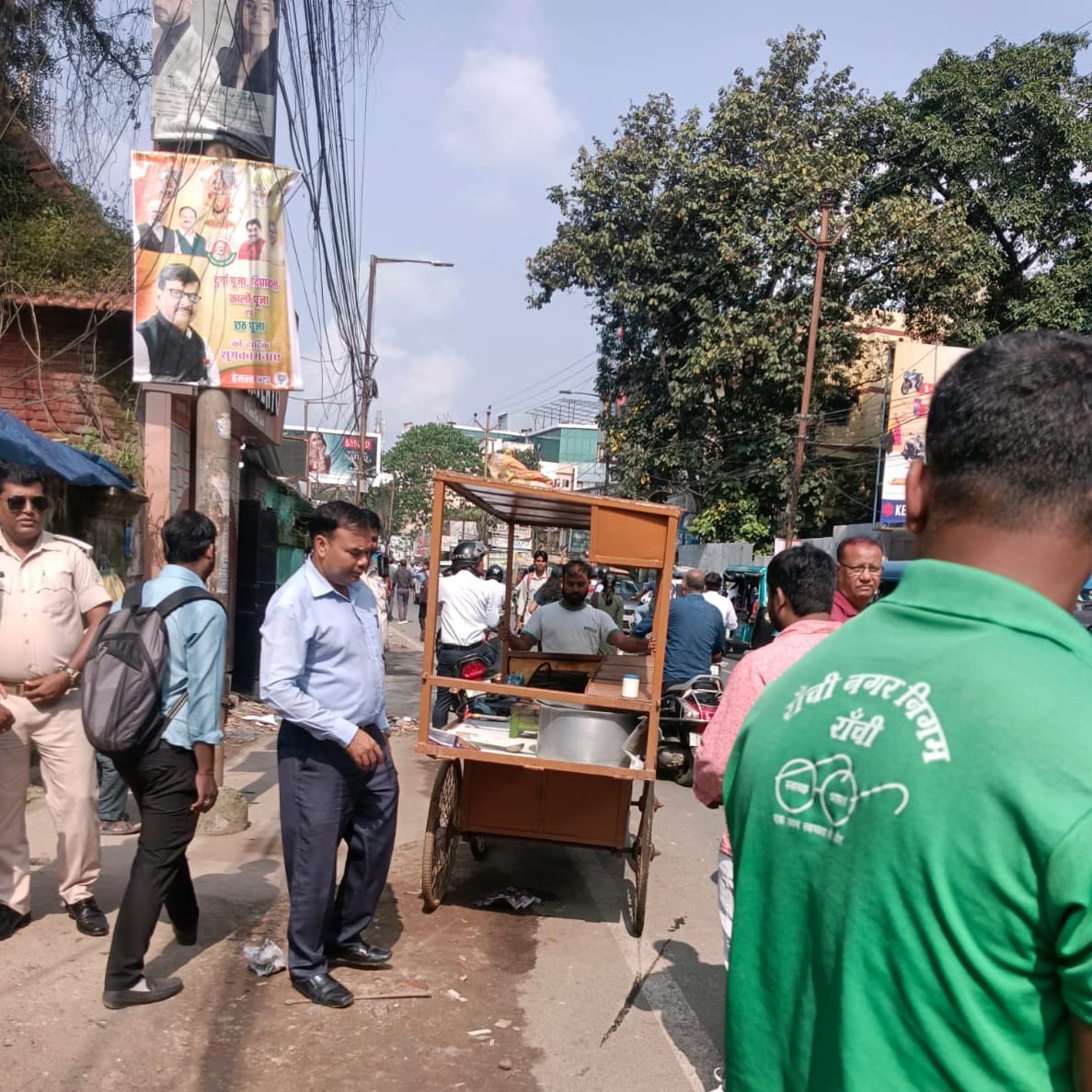 लालपुर चौक पर चला निगम का अतिक्रमण हटाओ अभियान, ठेले-गुमटियां जब्त