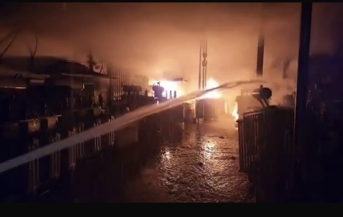 धनबाद: ट्रांसफॉर्मर रिपेयरिंग वर्कशॉप में लगी भीषण आग, 7 दमकल गाड़ियों ने 3 घंटे में पाया काबू