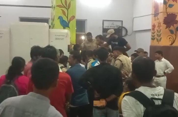 धनबाद स्टेशन पर लगेज स्कैनिंग मशीन में फंसा बच्चे का हाथ, एक घंटे बाद सुरक्षित निकाला गया