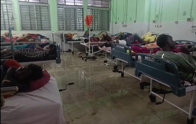 धनबाद : रातभर की मूसलाधार बारिश से जनजीवन बेहाल, सड़कों पर घुटने भर पानी, SNMMCH बना तालाब