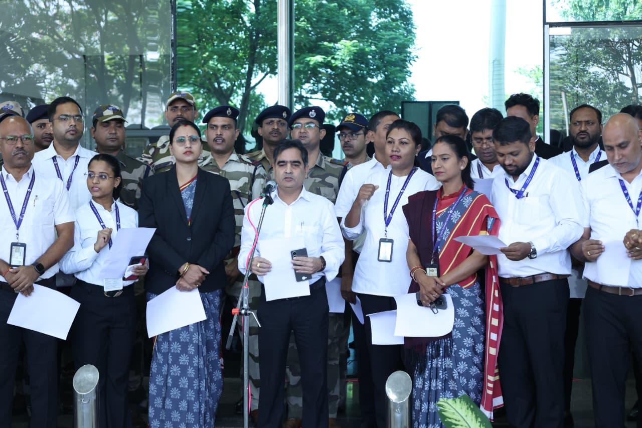 वंदे मातरम के 150 वर्ष पूरे होने पर बिरसा मुंडा एयरपोर्ट पर मनाया गया गौरवपूर्ण उत्सव