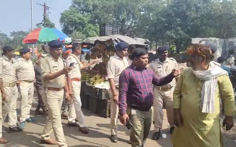 धनबाद :  स्टेशन रोड पर चला निगम का बुलडोजर, 24 घंटे की दी गई मोहलत