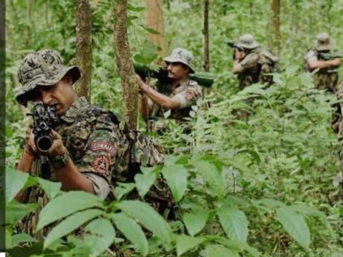 चाईबासा : सारंडा जंगल में सुरक्षाबलों और नक्सलियों के बीच भीषण मुठभेड़, तीन राइफलें बरामद