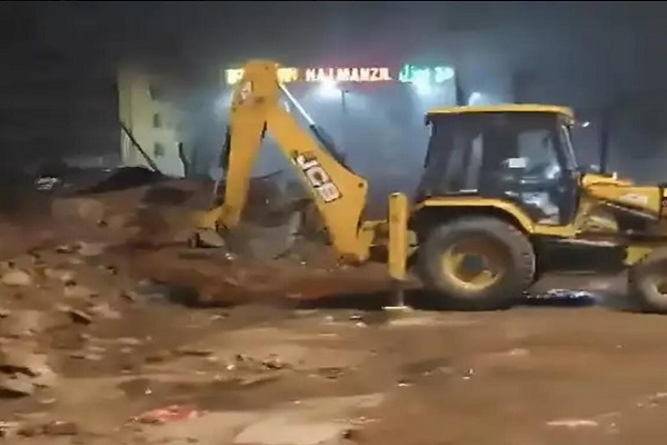 दिल्ली में मस्जिद के पास बुलडोजर एक्शन, पथराव में 5 पुलिसकर्मी घायल