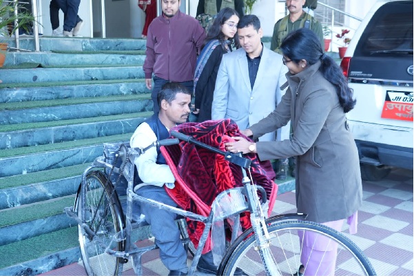 पलामू : जनता दरबार में डीसी ने सुनीं लोगों की समस्याएं, त्वरित समाधान के निर्देश