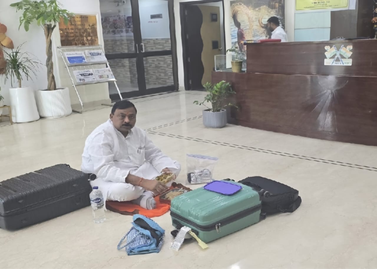 झारखंड भवन में कमरा नहीं मिलने पर विधायक शशिभूषण मेहता नाराज,  धरने पर बैठे