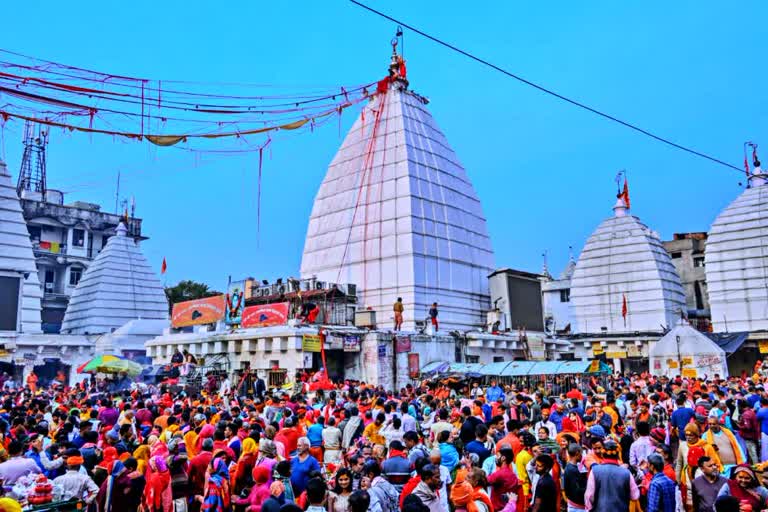 सावधान! बाबा धाम में श्रद्धालुओं के भेष में घूम रहे चोर,  गहने व पर्स पर है नजर