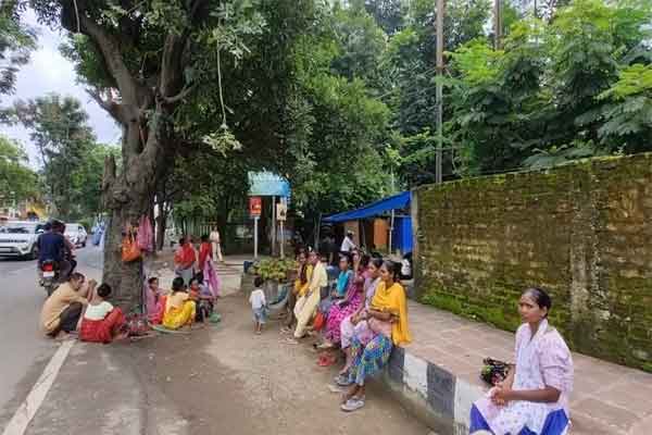 20 दिन से काम की तलाश में भटकते दिहाड़ी मजदूर, सरकार से लगाई मदद की गुहार