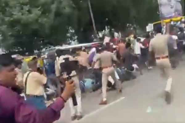 पटना :    STET परीक्षा की मांग को लेकर सीएम आवास घेरने निकले अभ्यर्थियों पर लाठीचार्ज , कई घायल