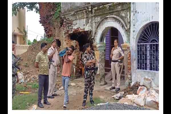 जमुई : मुखिया के घर चल रहे मिनी गन फैक्ट्री का भंडाफोड़, हथियारों का जखीरा बरामद